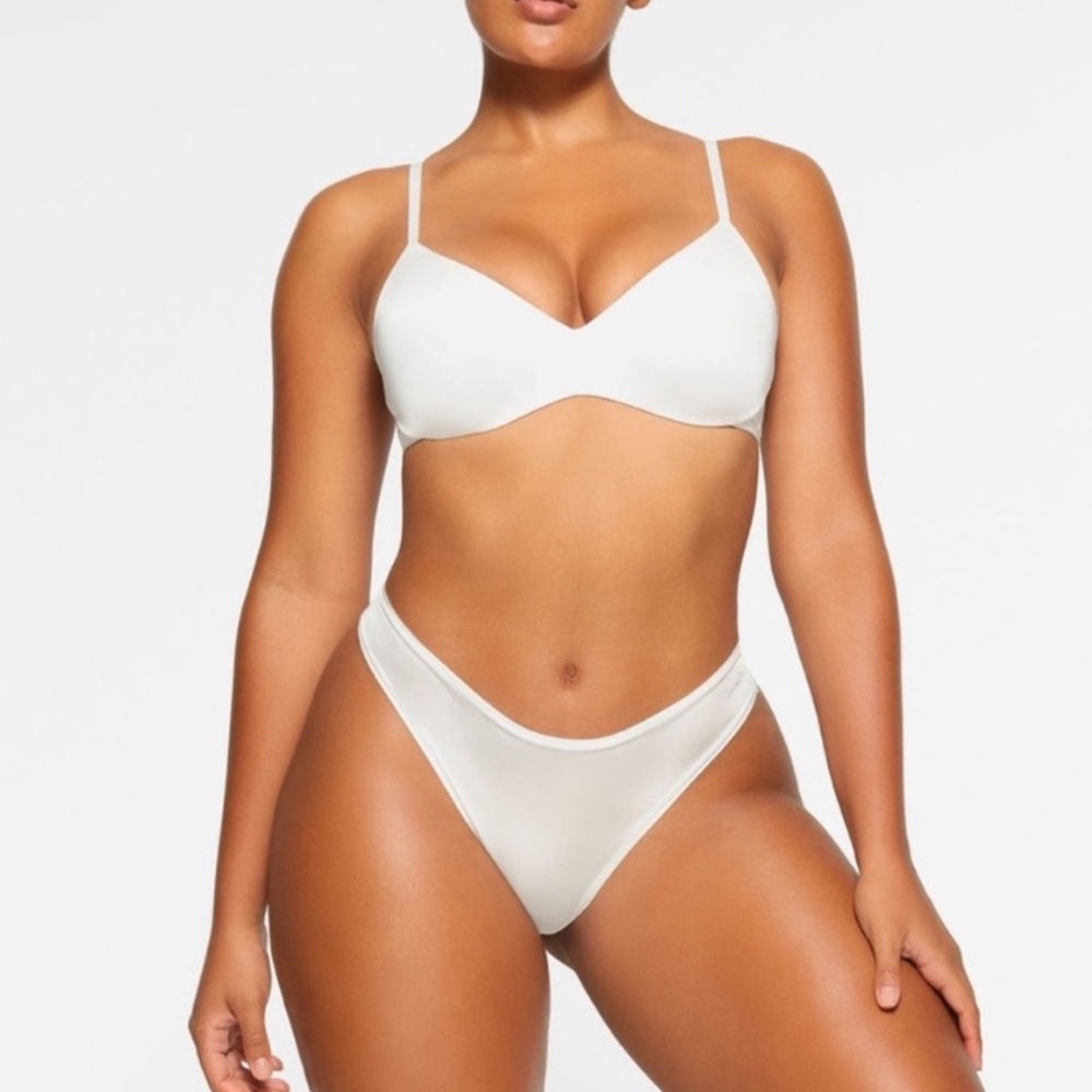 SKIMS Wireless Form Push Up Bra! Retail $54 - Picture 6 of 7